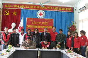 Hội Chữ thập đỏ tỉnh và Hội nạn nhân chất độc da cam/dioxin tổ chức ký kết chương trình phối hợp hoạt động giai đoạn 2011-2015.